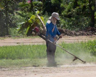Chiangmai, Tayland - 7 Eylül 2018: İle yol boyunca düzeltici biçme çim biçme makinesi. Fotoğraf Road Hayır 121 hakkında 8 km şehir merkezine Chiangmai, Tayland.