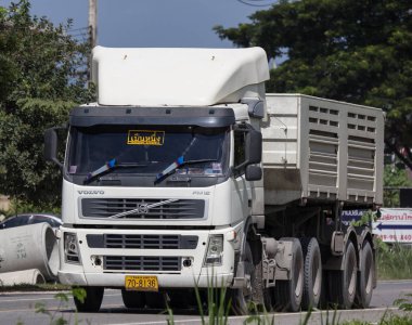 Chiangmai, Tayland - 7 Eylül 2018: Özel Volvo damperli kamyon. Fotoğrafa yol no.121 8 km şehir merkezine Chiangmai, Tayland.