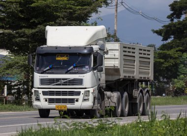 Chiangmai, Tayland - 7 Eylül 2018: Özel Volvo damperli kamyon. Fotoğrafa yol no.121 8 km şehir merkezine Chiangmai, Tayland.
