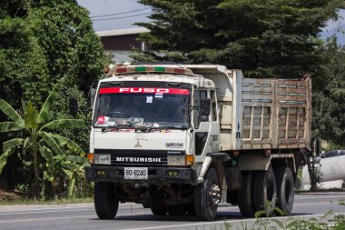 Chiangmai, Tayland - 7 Eylül 2018: Özel Mitsubishi Canter damperli kamyon. Fotoğrafa yol no.121 8 km şehir merkezine Chiangmai, Tayland.