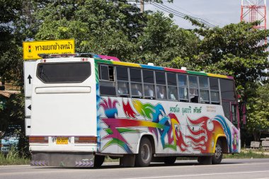 Chiangmai, Tayland - 7 Eylül 2018: Özel Seyahat Otobüs. Fotoğraf Road, Chiangmai, Tayland şehir merkezinde.