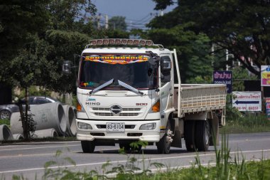 Chiangmai, Tayland - 7 Eylül 2018: Özel Hino damperli kamyon. Yol no.1001 Chiangmai iş alanı 8 km.