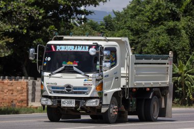 Chiangmai, Tayland - 7 Eylül 2018: Özel Hino damperli kamyon. Yol no.1001 Chiangmai iş alanı 8 km.