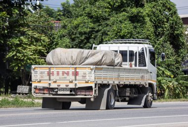 Chiangmai, Tayland - 7 Eylül 2018: Özel Hino kargo kamyon. Fotoğrafa yol no.1001 8 km şehir merkezine Chiangmai, Tayland.