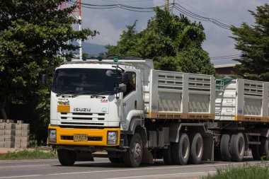 Chiangmai, Tayland - 7 Eylül 2018: Özel Isuzu Damperli kamyon. Yol no.1001 Chiangmai iş alanı 8 km.