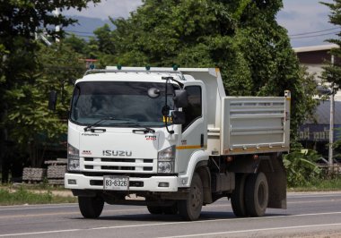 Chiangmai, Tayland - 7 Eylül 2018: Özel Isuzu Damperli kamyon. Yol no.1001 Chiangmai iş alanı 8 km.