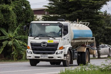 Chiangmai, Tayland - 10 Eylül 2018: Özel yağ tankı kamyon. Fotoğrafa yol no.1001 8 km şehir merkezine, Tayland.