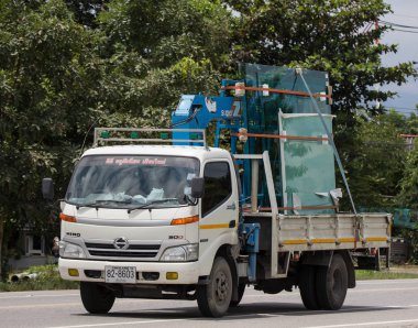 Chiangmai, Tayland - 10 Eylül 2018: Özel Hino kargo kamyon. Fotoğrafa yol no.1001 8 km şehir merkezine Chiangmai, Tayland.