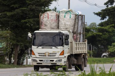 Chiangmai, Tayland - 10 Eylül 2018: Özel Hino damperli kamyon. Yol no.1001 Chiangmai iş alanı 8 km.