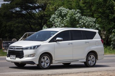 Chiangmai, Tayland - 17 Eylül 2018: Yeni Toyota Innova Crysta, Premium Crossover Mpv. Foto Road Hayır 121 hakkında 8 km şehir merkezine Chiangmai, Tayland.