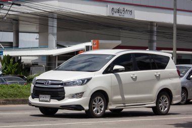 Chiangmai, Tayland - 20 Eylül 2018: Yeni Toyota Innova Crysta, Premium Crossover Mpv. Foto Road Hayır 121 hakkında 8 km şehir merkezine Chiangmai, Tayland.