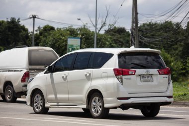 Chiangmai, Tayland - 20 Eylül 2018: Yeni Toyota Innova Crysta, Premium Crossover Mpv. Foto Road Hayır 121 hakkında 8 km şehir merkezine Chiangmai, Tayland.