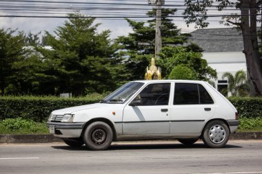 Chiangmai, Tayland - 20 Eylül 2018: Özel eski araba, Peugeot 205. Fotoğrafa yol no.121 8 km şehir merkezine Chiangmai, Tayland.
