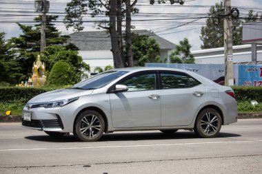 Chiangmai, Tayland - 20 Eylül 2018: Özel otomobil, Toyota Corolla Altis. Onbirinci nesil. Yol no.1001, Chiangmai şehir merkezine 8 km.