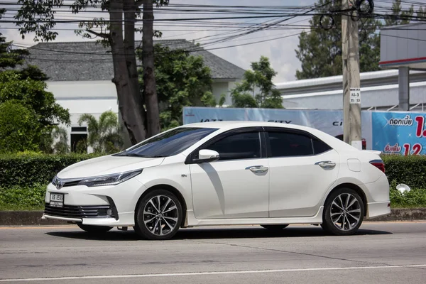 Chiangmai, Tayland - 20 Eylül 2018: Özel otomobil, Toyota Corolla Altis. Onbirinci nesil. Yol no.1001, Chiangmai şehir merkezine 8 km.