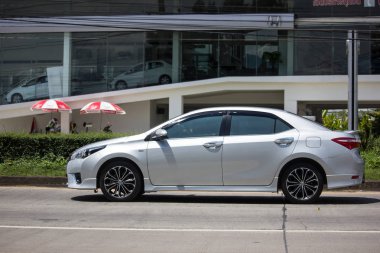 Chiangmai, Tayland - 20 Eylül 2018: Özel otomobil, Toyota Corolla Altis. Onbirinci nesil. Yol no.1001, Chiangmai şehir merkezine 8 km.