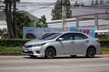 Chiangmai, Tayland - 20 Eylül 2018: Özel otomobil, Toyota Corolla Altis. Onbirinci nesil. Yol no.1001, Chiangmai şehir merkezine 8 km.