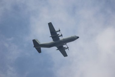 Chiangmai, Tayland - 13 Ekim 2018: C-130 Kraliyet Tayland Hava Kuvvetleri. Chiangmai Havaalanı'ndan çıkar.