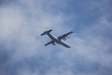 Chiangmai, Tayland - 13 Ekim 2018: C-130 Kraliyet Tayland Hava Kuvvetleri. Chiangmai Havaalanı'ndan çıkar.