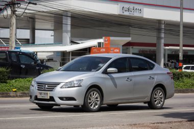 Chiangmai, Tayland - 20 Eylül 2018: Özel araba, Nissan Slyphy. Yol no.1001 üzerinde şehir Chiangmai Merkezi'nden yaklaşık 8 km kuzeyinde.