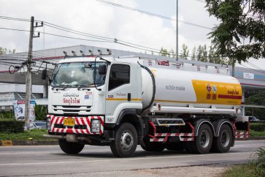 Chiangmai, Tayland - 20 Eylül 2018: Yağ Tank kamyon Vera Vipha şirketi. Kamyon üzerinde yol no.1001, Chiangmai şehir merkezine 8 km.