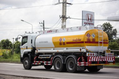 Chiangmai, Tayland - 20 Eylül 2018: Yağ Tank kamyon Vera Vipha şirketi. Kamyon üzerinde yol no.1001, Chiangmai şehir merkezine 8 km.
