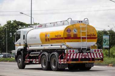 Chiangmai, Tayland - 20 Eylül 2018: Yağ Tank kamyon Vera Vipha şirketi. Kamyon üzerinde yol no.1001, Chiangmai şehir merkezine 8 km.