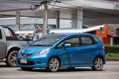 Chiangmai, Tayland - 20 Eylül 2018: Özel şehir araba Honda Jazz. 5 kapı hatchback otomobil. Yol no.121 şehir merkezine Chiangmai Tayland hakkında 8 km, fotoğraf.
