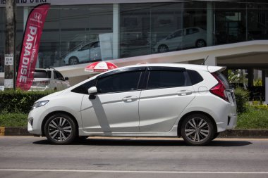 Chiangmai, Tayland - 20 Eylül 2018: Özel şehir araba Honda Jazz. 5 kapı hatchback otomobil. Yol no.121 şehir merkezine Chiangmai Tayland hakkında 8 km, fotoğraf.