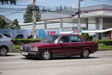 Chiangmai, Tayland - 21 Eylül 2018: Özel eski araba Mercedes Benz 230e. Yol no.1001 şehir merkezine Chiangmai Tayland hakkında 8 km, fotoğraf.