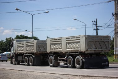 Chiangmai, Tayland - 21 Eylül 2018: Özel Isuzu Damperli kamyon. Yol no.1001 Chiangmai iş alanı 8 km.