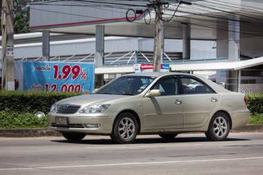 Chiangmai, Tayland - 21 Eylül 2018: Özel araba Toyota Camry. Yol no.1001 Chiangmai iş alanı 8 km.