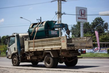 Chiangmai, Tayland - 21 Eylül 2018: Özel Isuzu Damperli kamyon. Yol no.1001 Chiangmai iş alanı 8 km.
