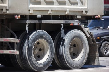 Chiangmai, Tayland - 21 Eylül 2018: Özel Isuzu Damperli kamyon. Yol no.1001 Chiangmai iş alanı 8 km.