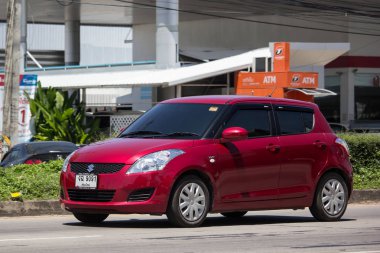 Chiangmai, Tayland - 21 Eylül 2018: Özel Eko kent araba Suzuki Swift. Fotoğrafa yol no.121 8 km şehir merkezine Chiangmai, Tayland.