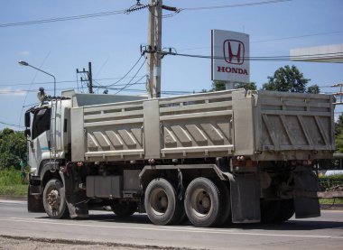 Chiangmai, Tayland - 21 Eylül 2018: Özel Isuzu Damperli kamyon. Yol no.1001 Chiangmai iş alanı 8 km.