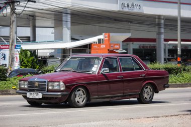 Chiangmai, Tayland - 21 Eylül 2018: Özel eski araba Mercedes Benz 230e. Yol no.1001 şehir merkezine Chiangmai Tayland hakkında 8 km, fotoğraf.