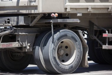 Chiangmai, Tayland - 21 Eylül 2018: Özel Isuzu Damperli kamyon. Yol no.1001 Chiangmai iş alanı 8 km.