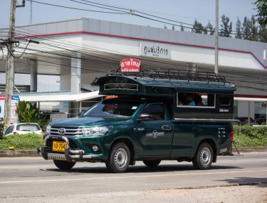 Chiangmai, Tayland - 24 Eylül 2018: Yeşil pikap kamyon taksi Chiangmai, Isuzu kamyonet.