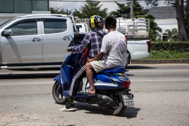 Chiangmai, Tayland - 25 Eylül 2018: Otomatik Scooter Yamaha Filano motosiklet adamla.