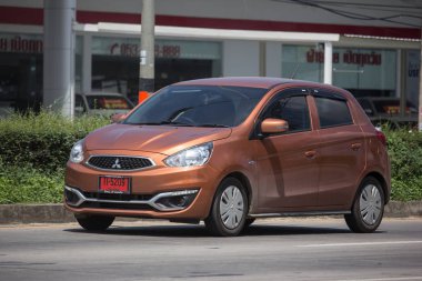 Chiangmai, Tayland - 24 Eylül 2018: Özel Eko Kiralık Mitsubishi Mirage. Yol no.1001 Chiangmai iş alanı 8 km.