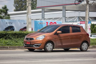 Chiangmai, Tayland - 24 Eylül 2018: Özel Eko Kiralık Mitsubishi Mirage. Yol no.1001 Chiangmai iş alanı 8 km.