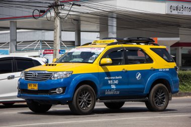 Chiangmai, Tayland - 25 Eylül 2018: City taksi metre chiangmai, Toyota Fortuner, şehir hizmetinde. Fotoğrafa yol no.1001 8 km şehir merkezine Chiangmai, Tayland.