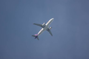 Chiangmai, Tayland - 20 Ekim 2018: Hs-Txc Airbus A320-200 Tay gülümsemek hava yolu. Bangkok Suvarnabhumi için Chiangmai Havaalanı'ndan çıkar.