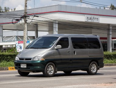 Chiangmai, Tayland - 25 Eylül 2018: Özel eski Toyota Granvia Van araba. Fotoğrafa yol no.121 8 km şehir merkezine Chiangmai, Tayland.