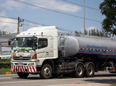 Chiangmai, Tayland - 25 Eylül 2018: Petrol kamyon Maejo petrol taşıma şirketi. Fotoğrafa yol no.1001 8 km şehir merkezine, Tayland.