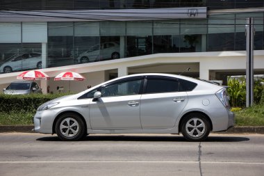 Chiangmai, Tayland - 25 Eylül 2018: Özel araba Toyota Prius hibrid sistemi. Yol no.1001 Chiangmai iş alanı 8 km.