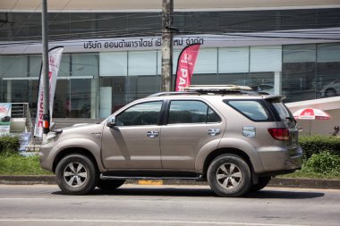 Chiangmai, Tayland - 25 Eylül 2018: Özel Toyota Fortuner Suv otomobil. Yol no.1001 Chiangmai şehir merkezine 8 km.