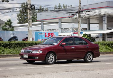 Chiangmai, Tayland - 25 Eylül 2018: Özel eski araba Nissan Sunny. Yol no.1001 Chiangmai iş alanı 8 km.