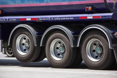 Chiangmai, Tayland - 25 Eylül 2018: Petrol kamyon Maejo petrol taşıma şirketi. Fotoğrafa yol no.1001 8 km şehir merkezine, Tayland.